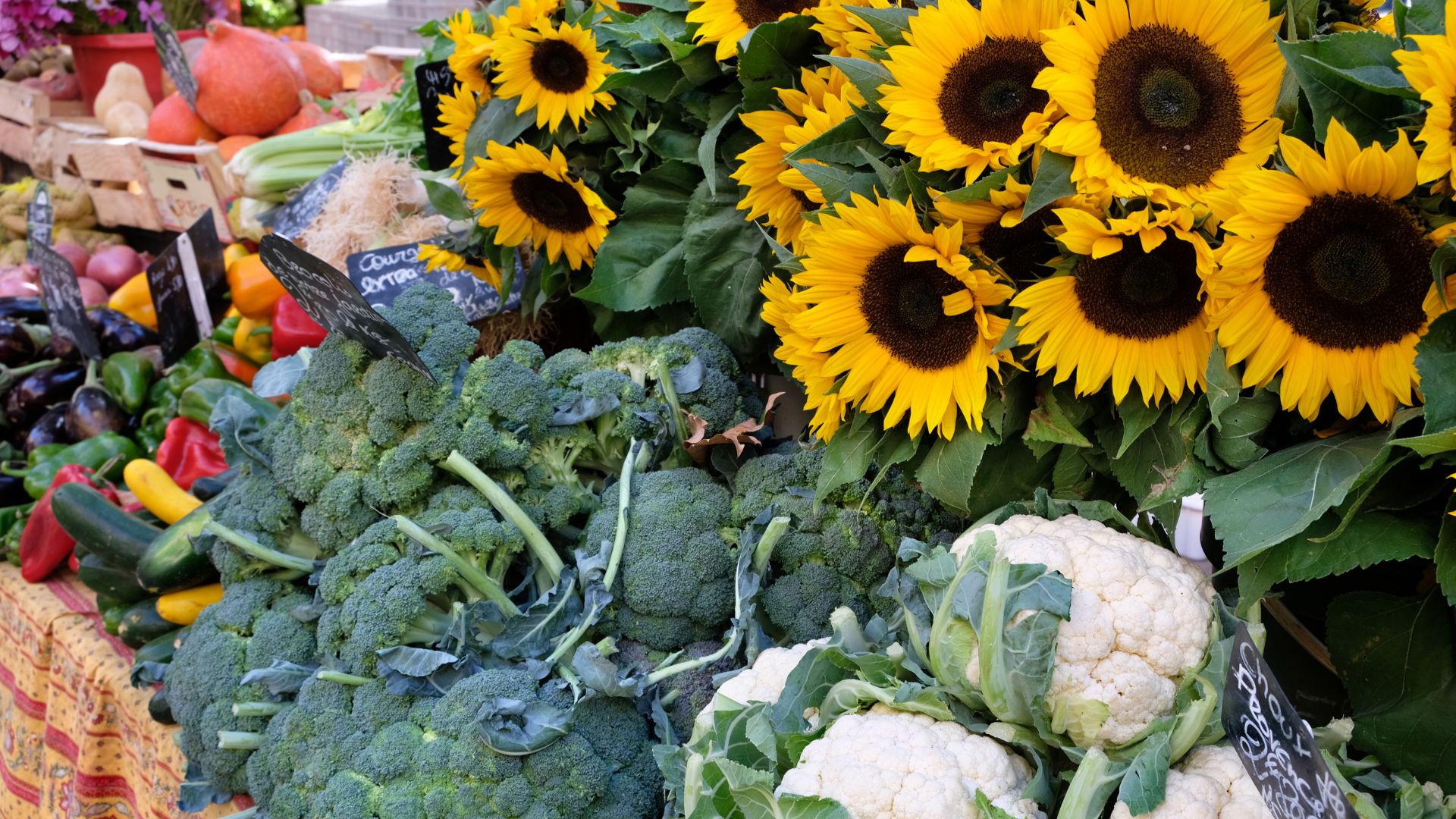 Photo of produce and flowers at a farmer's market.